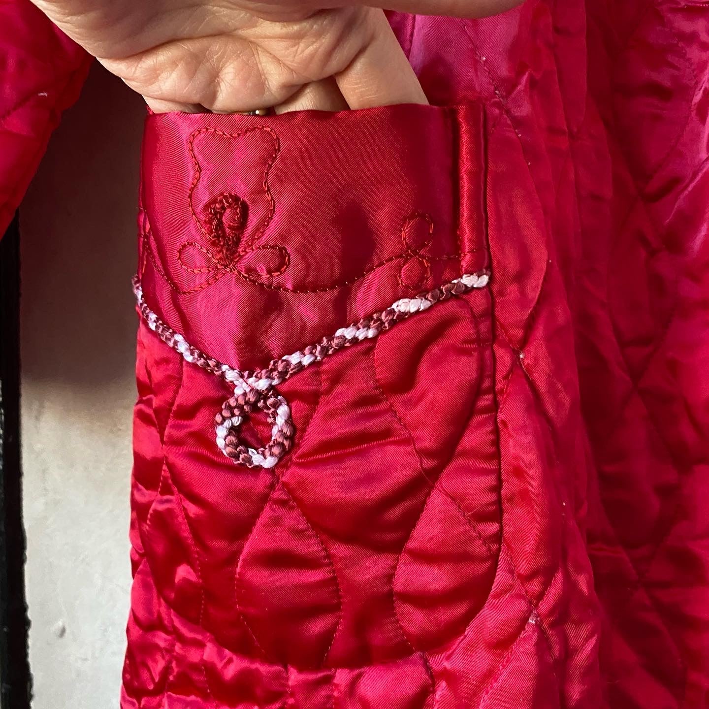 Vintage 1940s raspberry Satin quilted house jacket